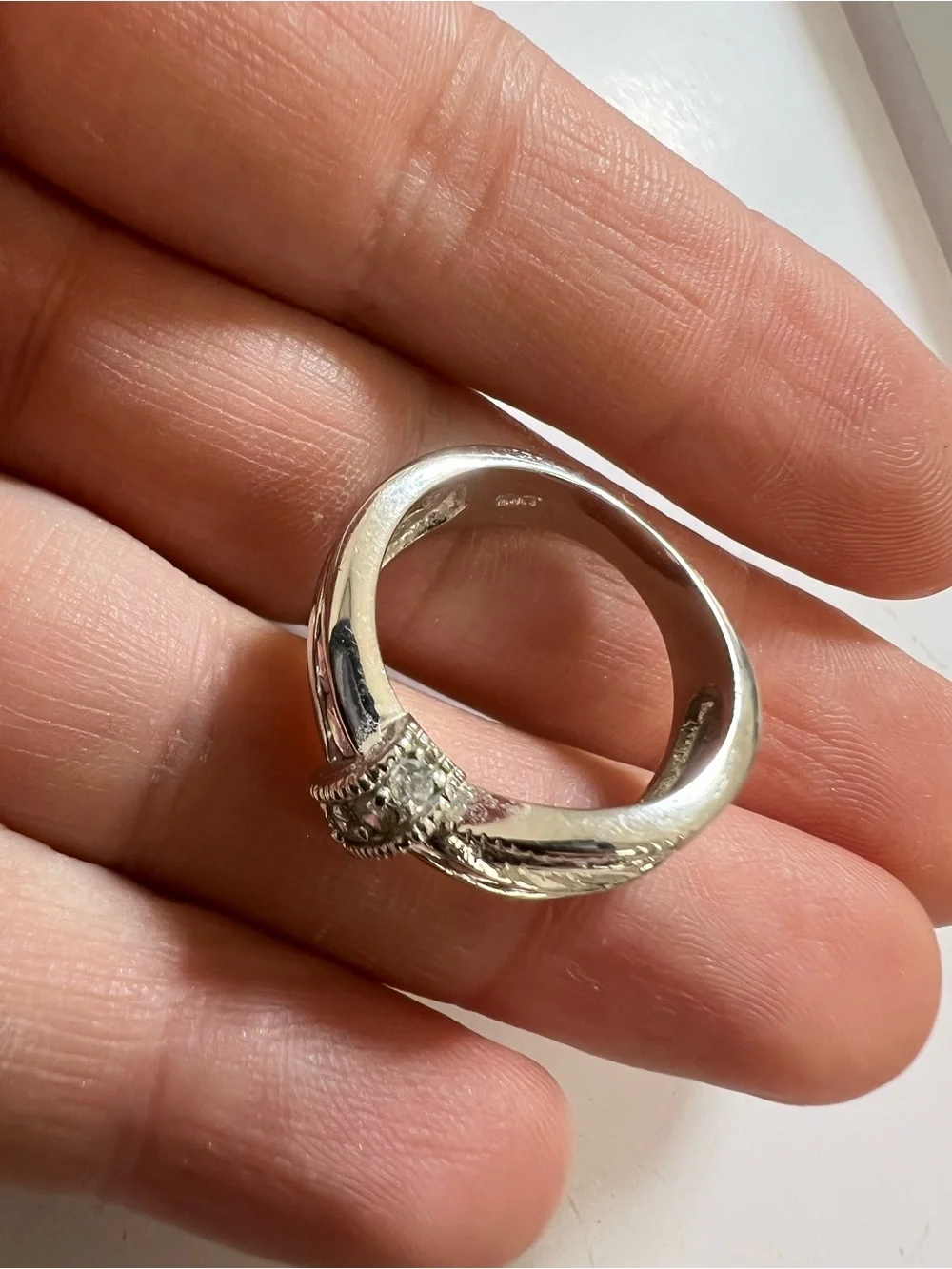 10k white gold Pink and clear stones ribbon ring
